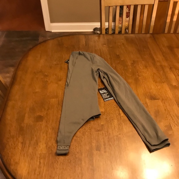 Express olive green low cut body suit in size XS - Picture 4 of 5